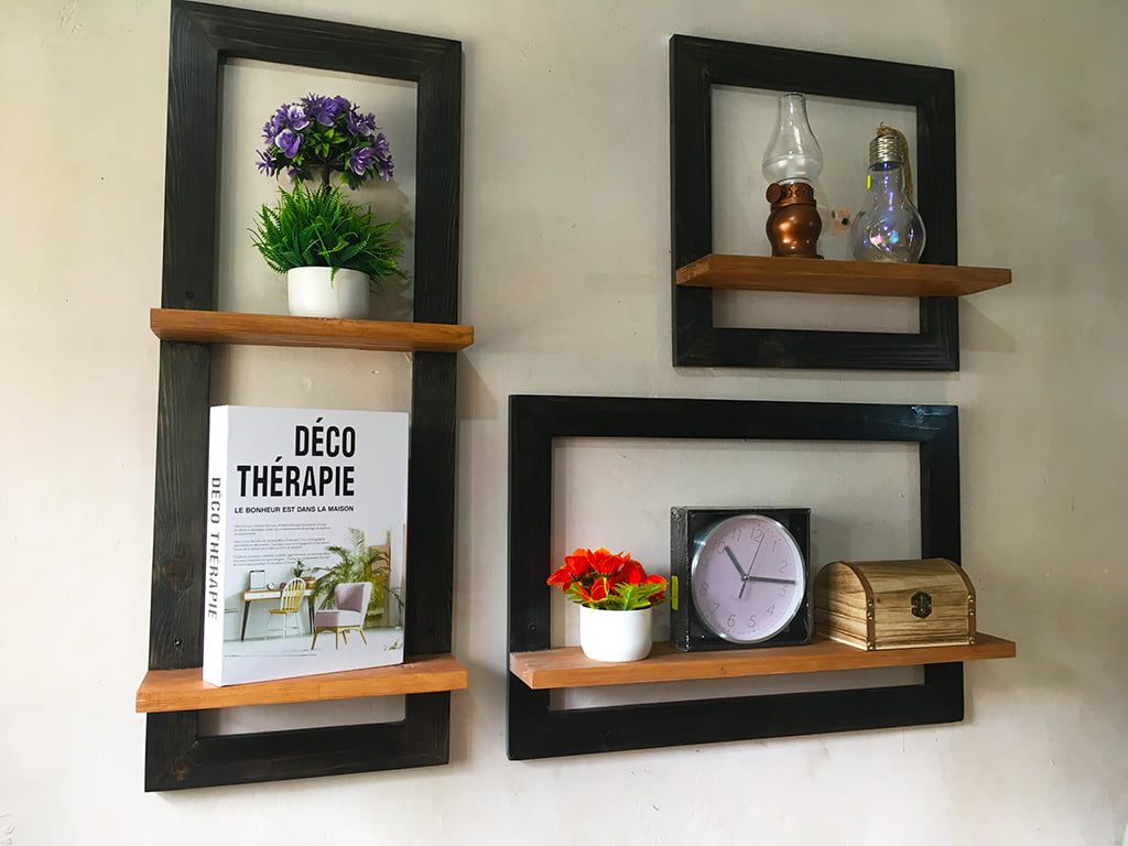 Etagères avec cadres bois