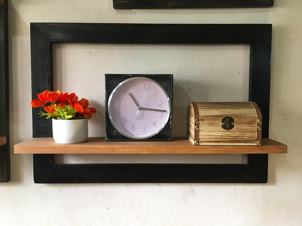 Etagères avec cadres bois