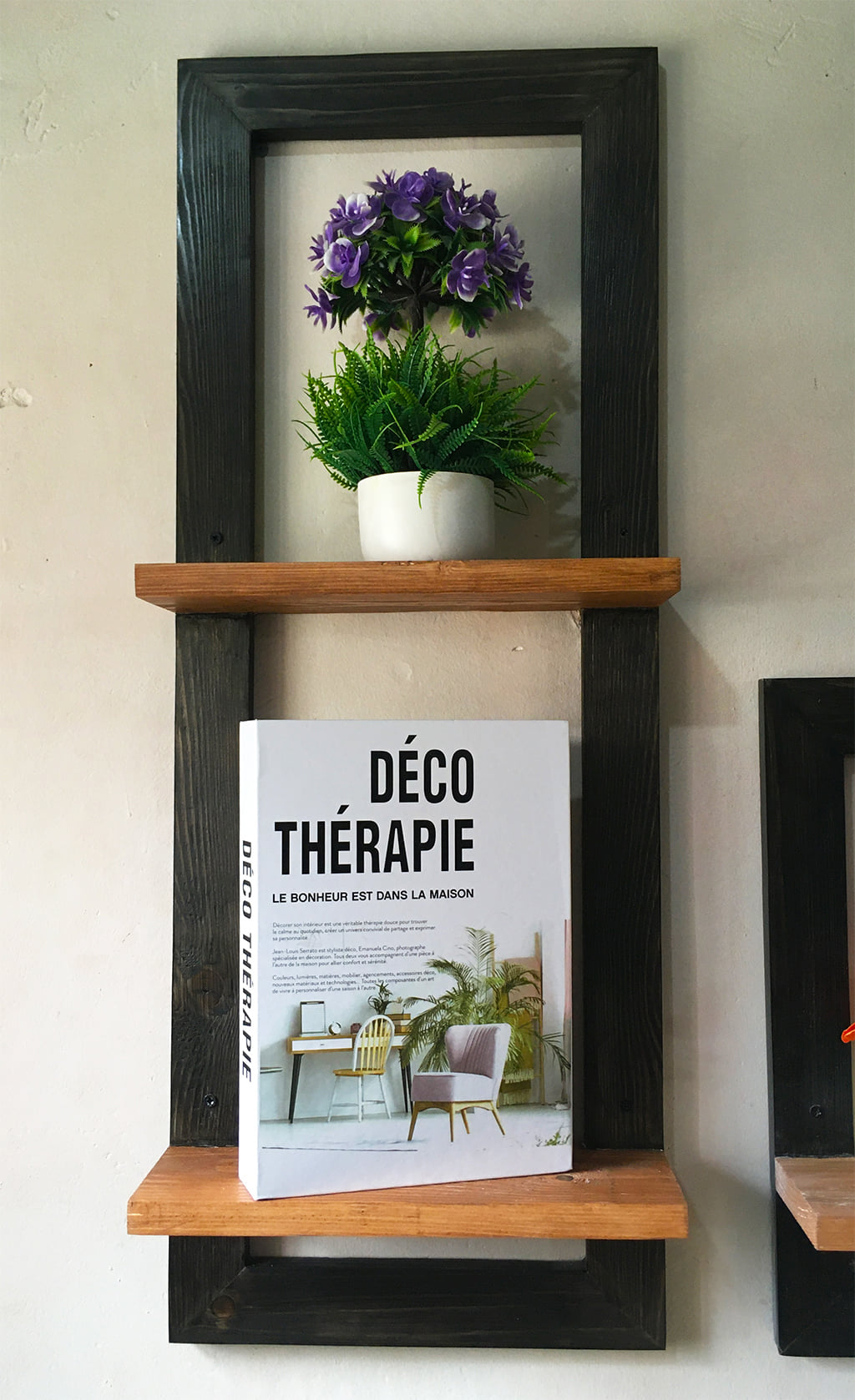 Etagères avec cadres bois